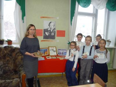 В центральной библиотеке прошел тематический урок, приуроченный к полному освобождению Ленинграда от блокады, и акция "Блокадный хлеб