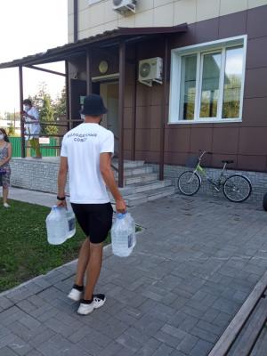 Активисты Единого волонтерского штаба доставили в моногоспиталь воду