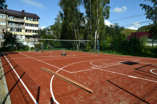 Врио Главы Республики Алтай Олег Хорохордин осмотрел новую спортивную площадку в микрорайоне Березовая роща в Майме и встретился с жителями