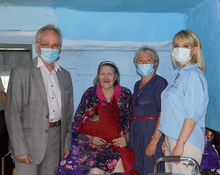 В Майминском районе с 90 - летием поздравили Анну Михайловну Козлову