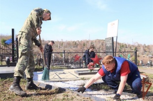 В Республике Алтай росгвардейцы и волонтеры привели в порядок могилы участников Великой Отечественной войны