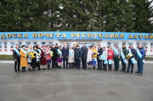 В Майминском районе отметили Первомай обновлением Доски Почета и награждением лучших работников организаций  