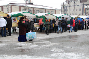 Представители 5-ти районов республики, гости из Алтайского края и Кемеровской области предложили свою продукцию майминцам на прошедшей районной ярмарке